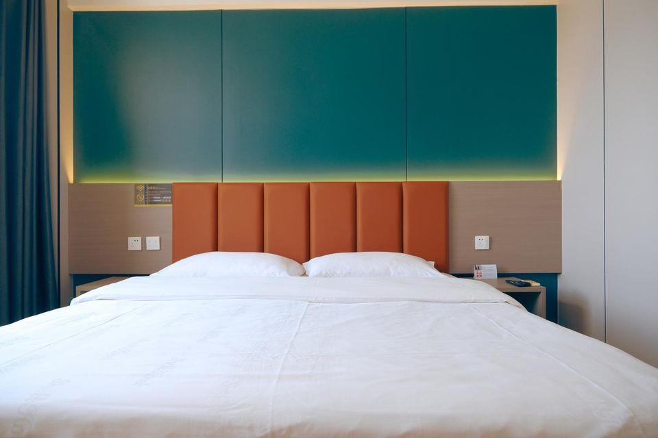 Feature, Queen Bed