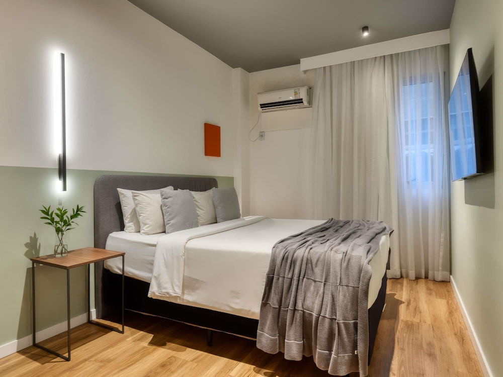 STANDARD, QUEEN BED