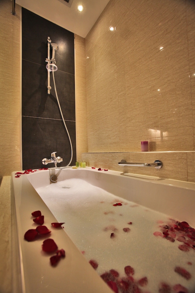 Limketkai Luxe Hotel 27/50