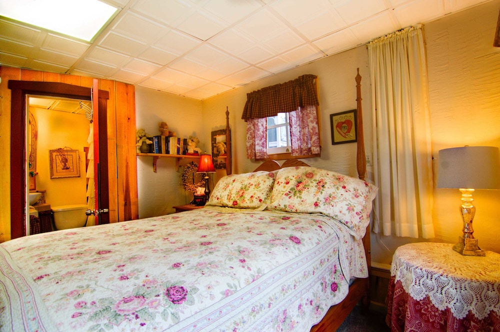 Lily Garden Bed and Breakfast 5/28