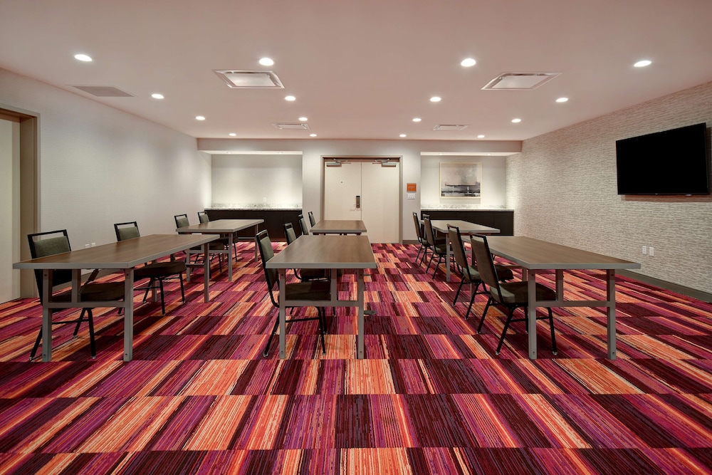 Home2 Suites by Hilton Eau Claire South 50/56