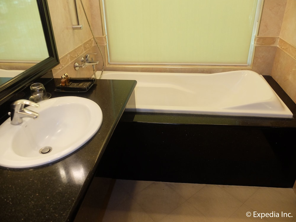 Fields Plaza Suites 57/65