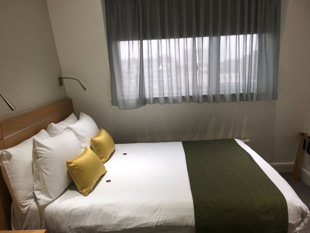Queens Park Hotel 32/60