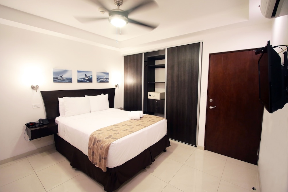 2 Bedrooms, Master, Comfort, Suite, 2 Queen Beds, 2 Bathrooms, Sofa, Living Area, 2 Balconies, Kitchen, Xl