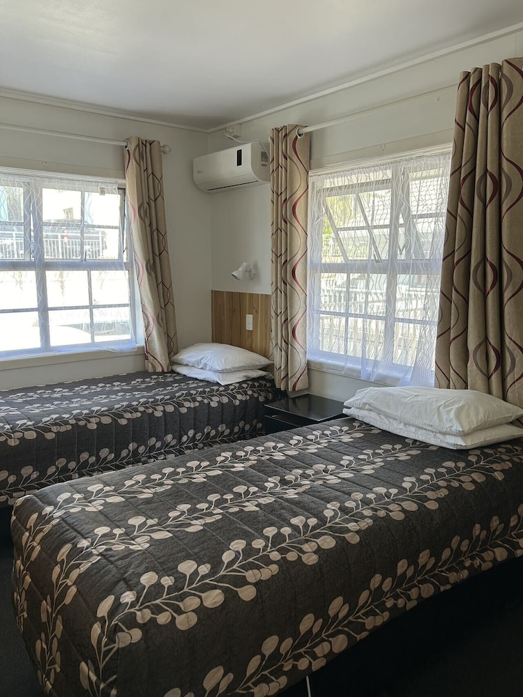 Tudor Motor Lodge 24/47