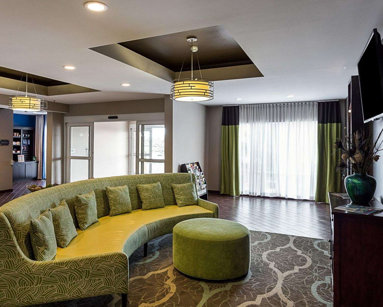 Comfort Suites Near Tanger Outlet Mall 13/18