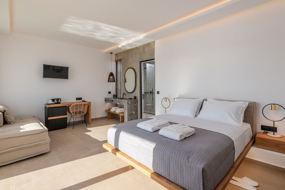 JUNIOR SUITE, QUEEN BED, SEA VIEW, SOFA, PRIVATE POOL