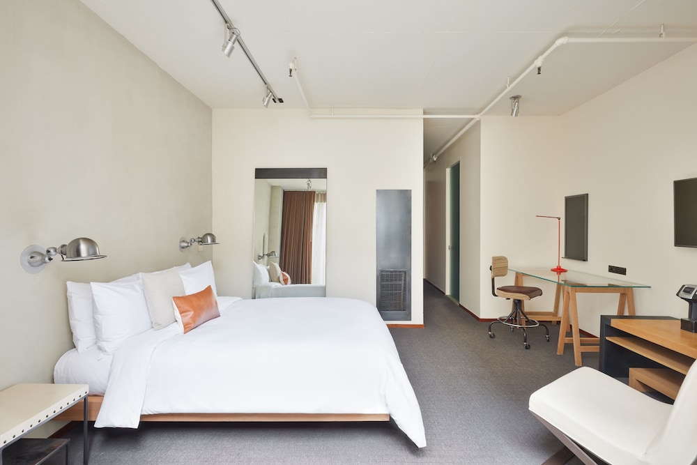 Chambers Hotel 22/70