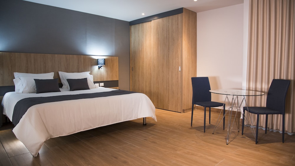 STANDARD, QUEEN BED
