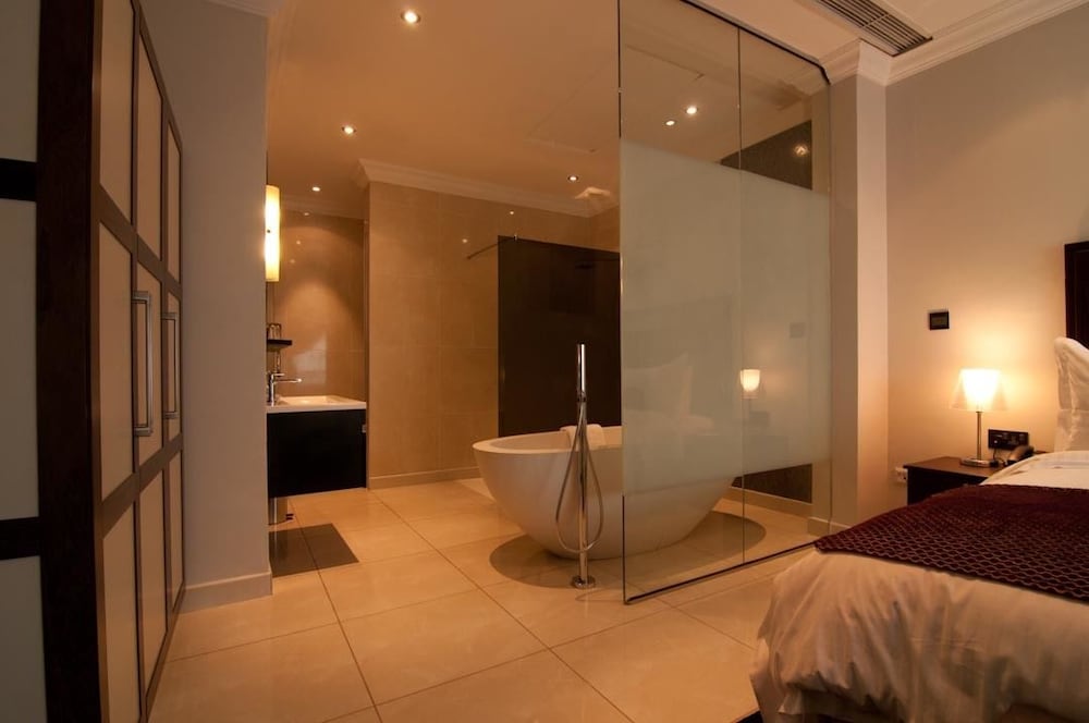 Leola Suites 18/37