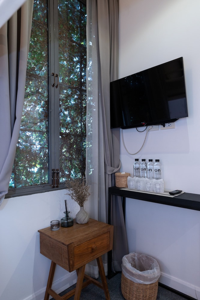 Oon Poshtel 27/50