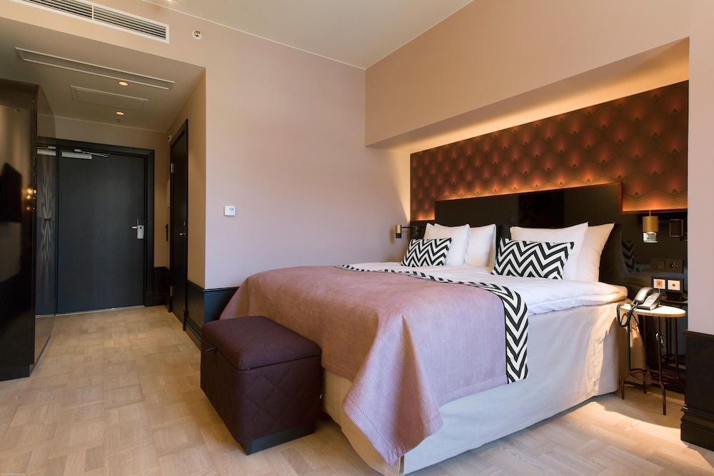 GRAND, KING BED, CITY VIEW