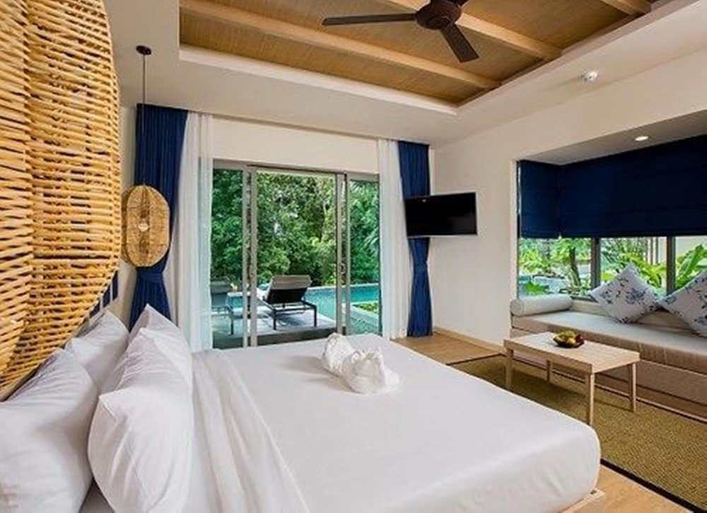 AQUA, DELUXE, POOL ACCESS