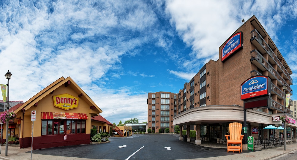 Howard Johnson Plaza by Wyndham by the Falls / Niagara Falls 3/50