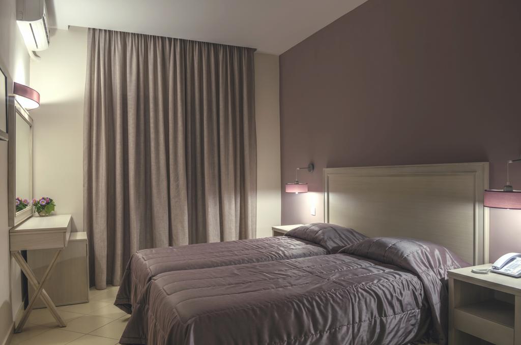 Standard, Double or Twin Bed, Garden View