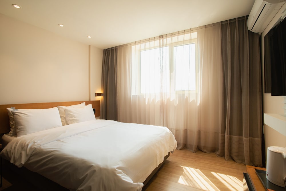STANDARD, DOUBLE BED, CITY VIEW