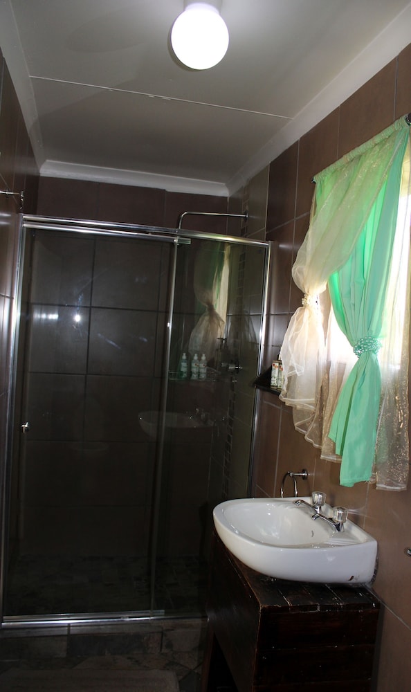 Ukarimu Guest House 33/36