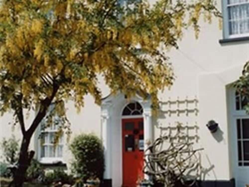 College Guest House 36/37