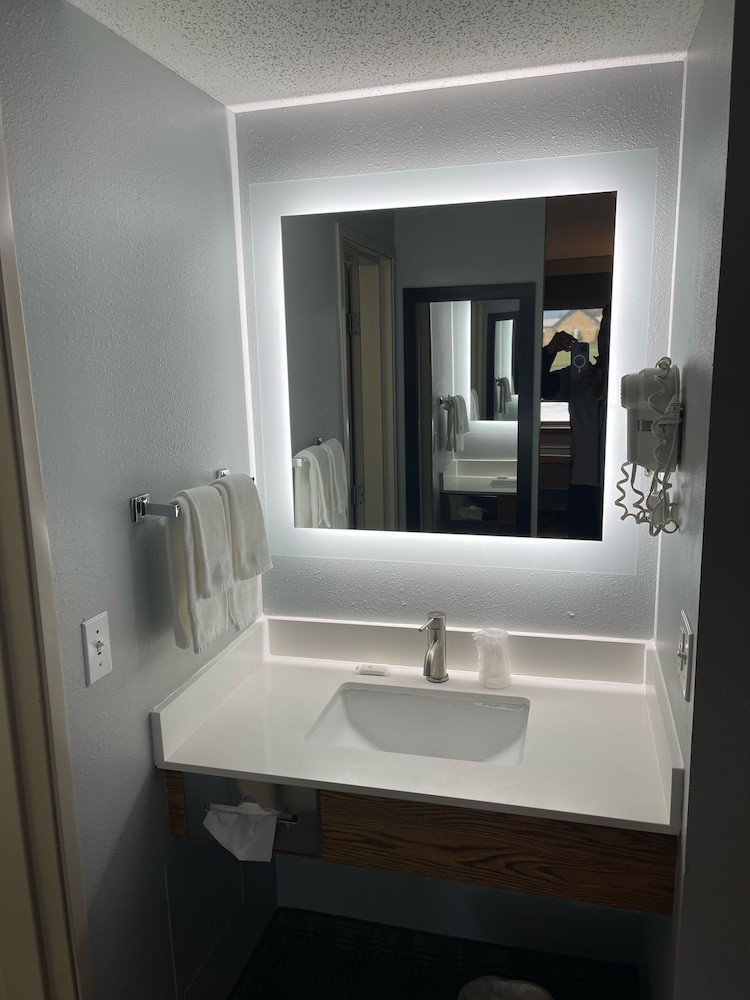 AmericInn by Wyndham Ladysmith 24/25