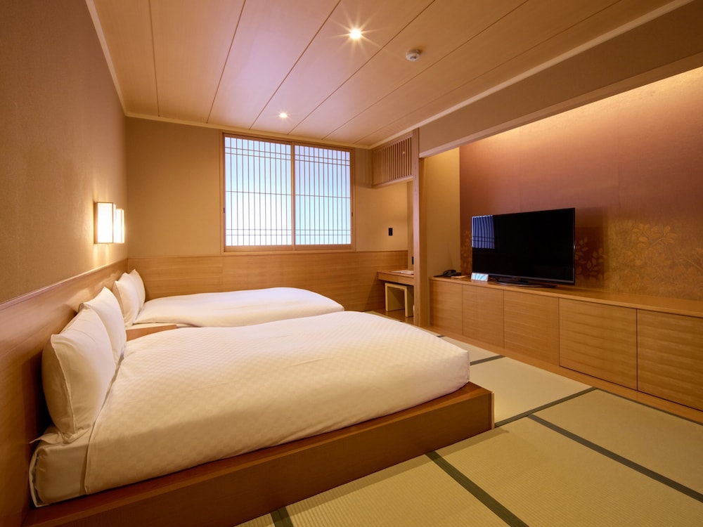 SUPERIOR, TWIN BEDS, WEST WING