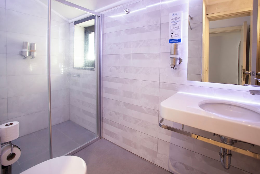 غرفة بانورامية بسرير كوين بإطلالة على البحر، Datca Sapphire Hotel 4/4
