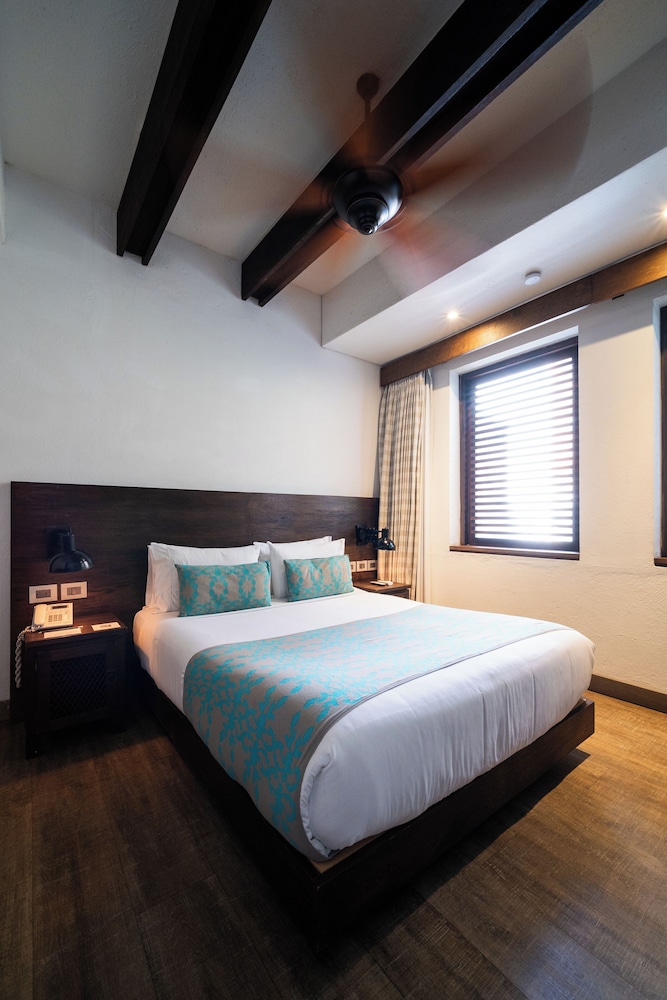 SUPERIOR, QUEEN BED
