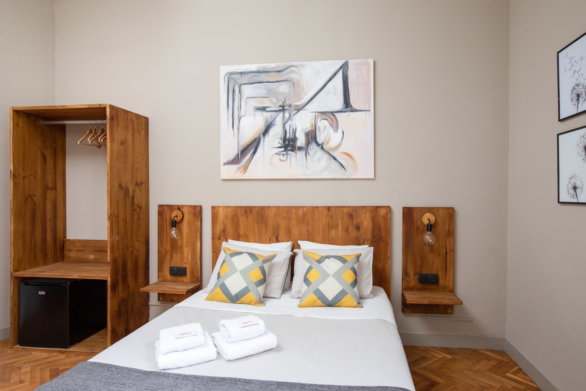 ROOM, DOUBLE BED