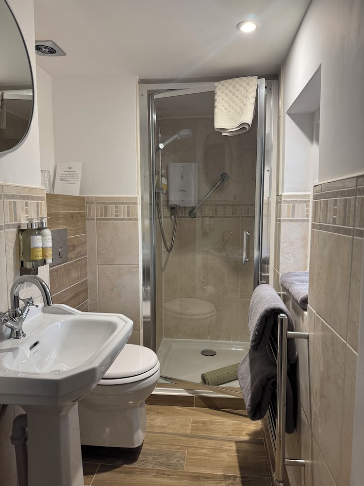 Cottage Lodge Hotel 50/50