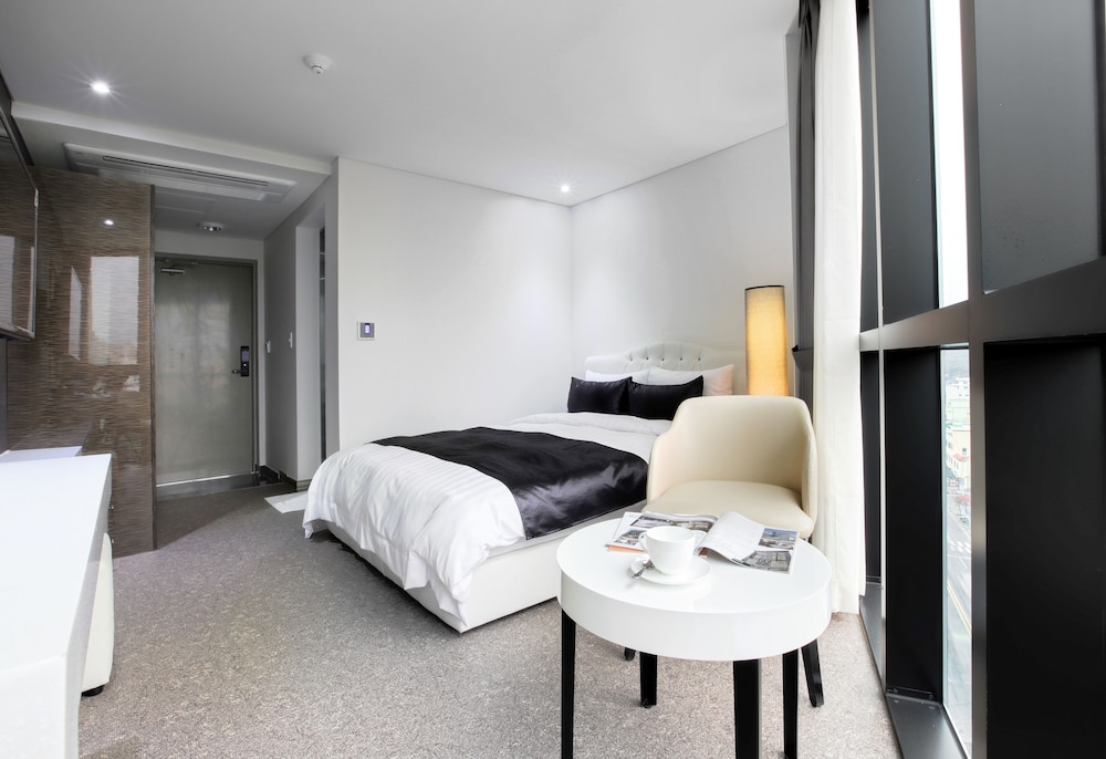 Eins Hotel 7/47
