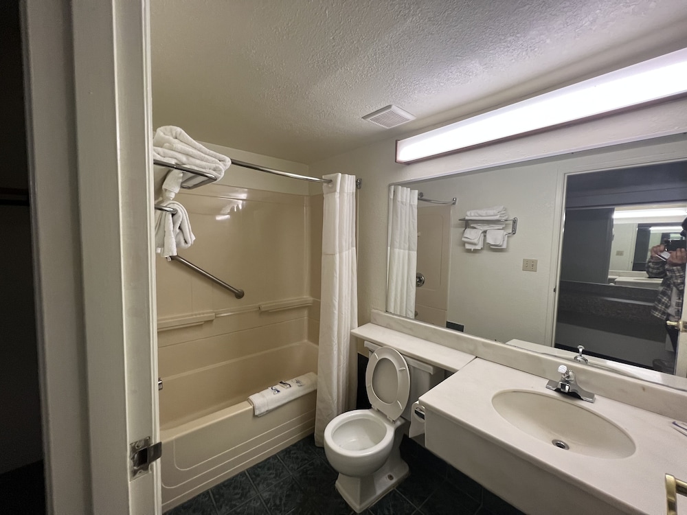 A Victory Inn - West Dearborn 22/22