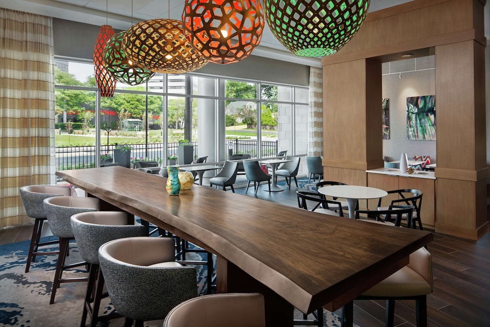 Hampton Inn and Suites Teaneck Glenpointe, NJ 29/41