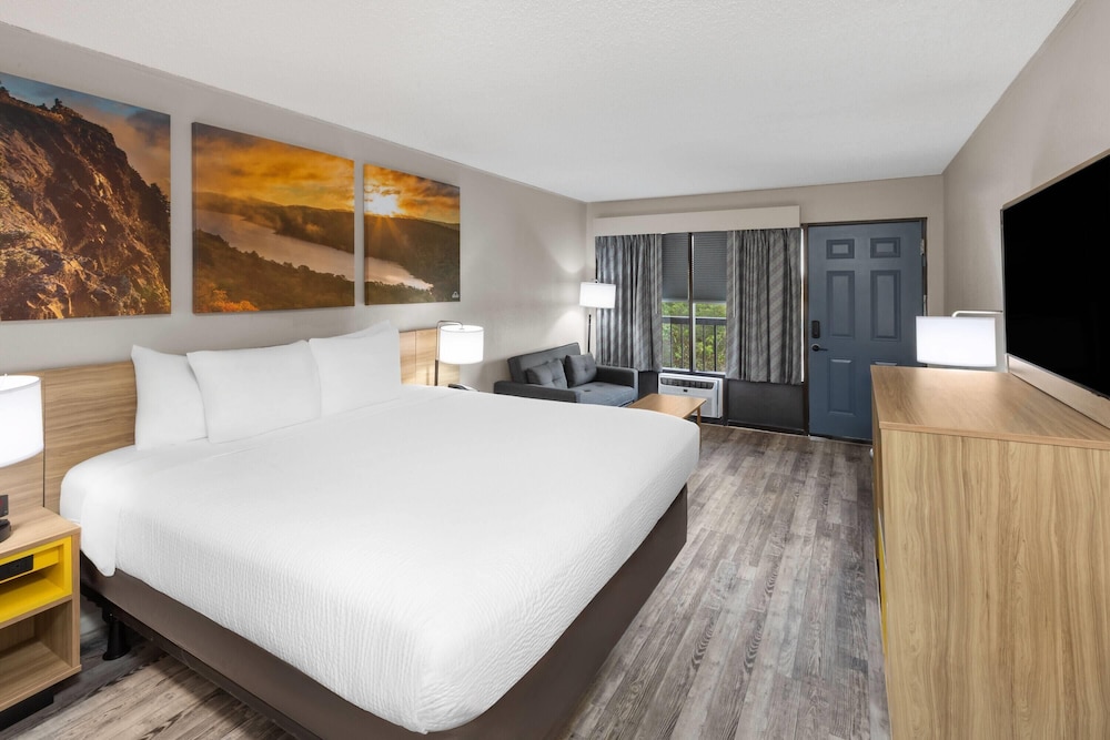 ROOM, KING BED