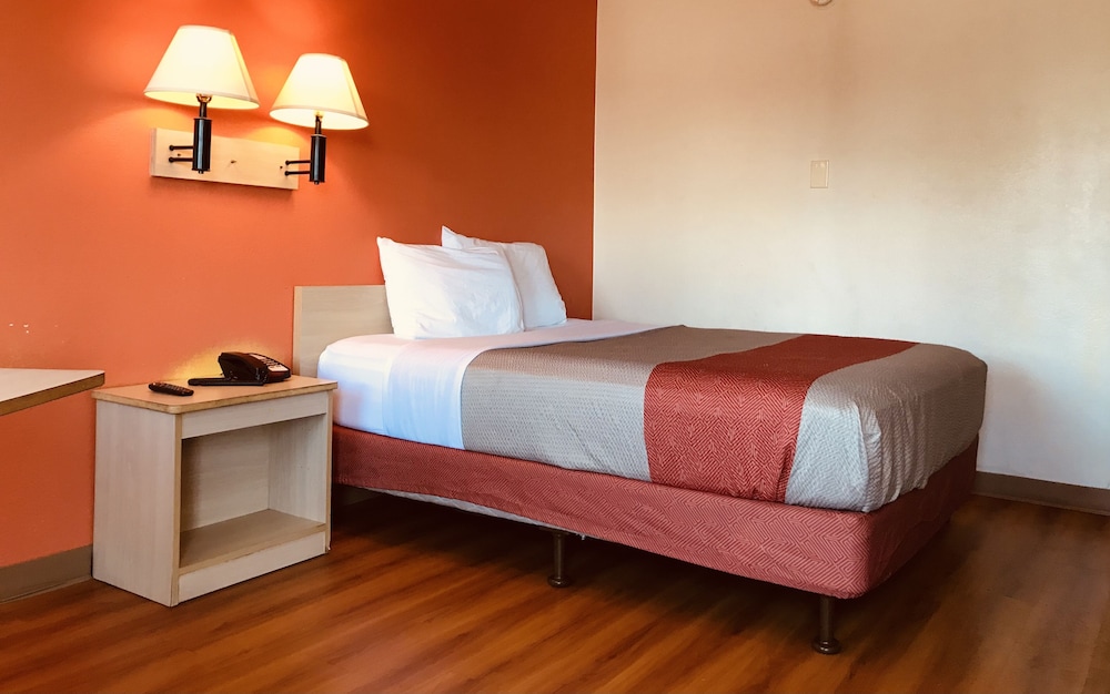 Travelodge by Wyndham Madison Heights MI 11/41