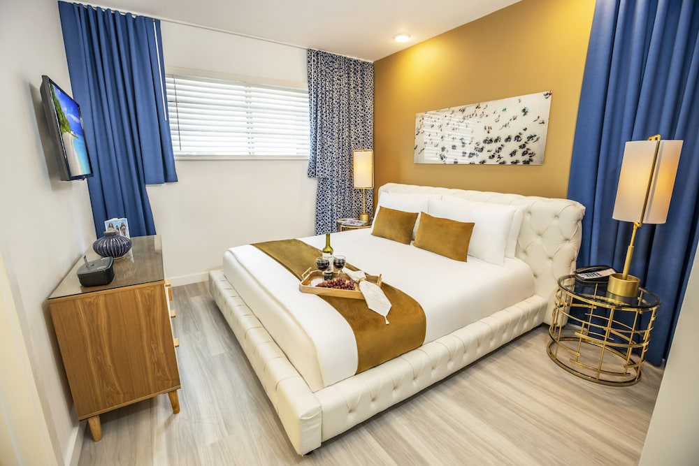 ROOM, KING BED, POOL VIEW