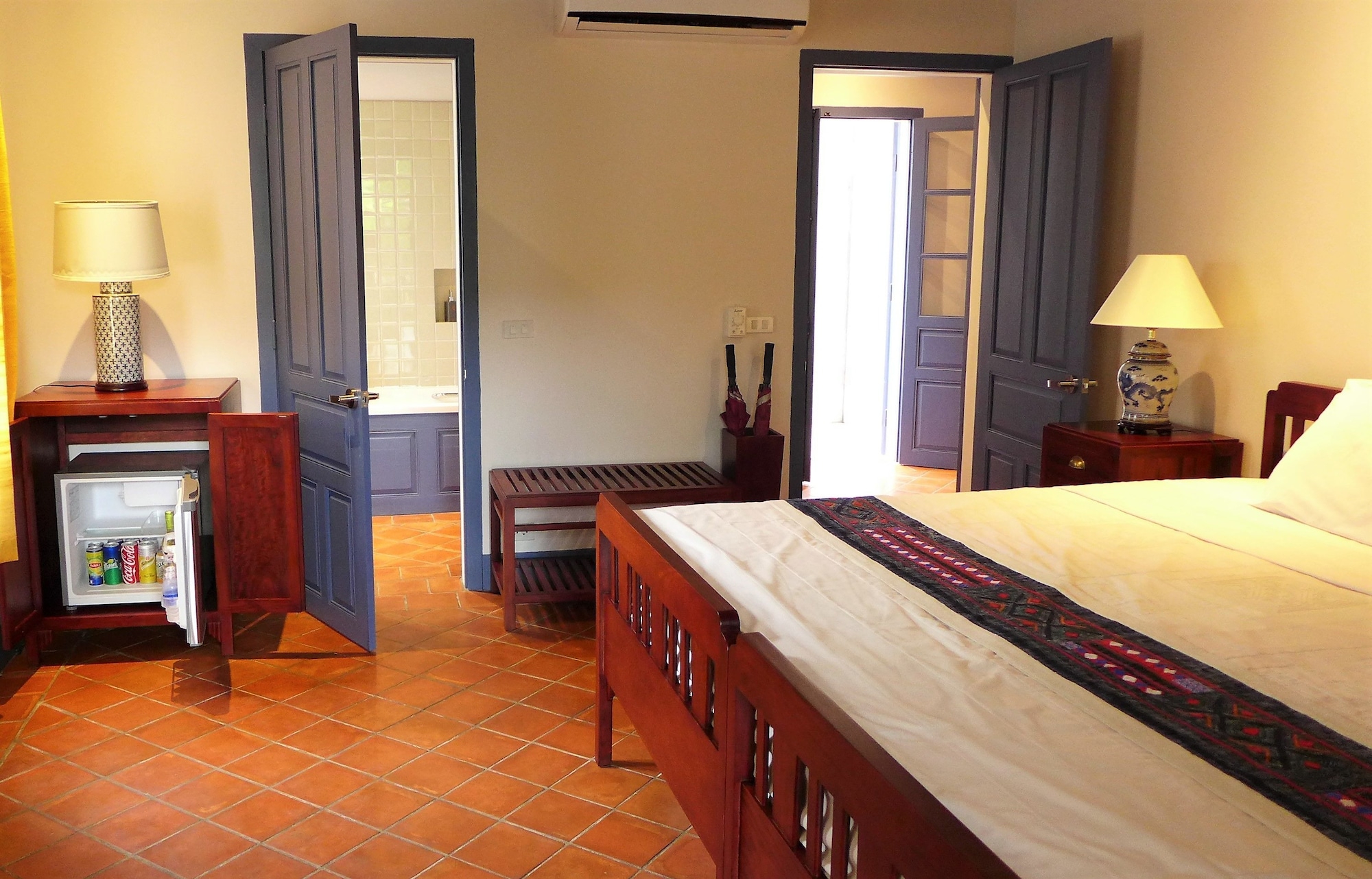 DELUXE, DOUBLE OR TWIN BED