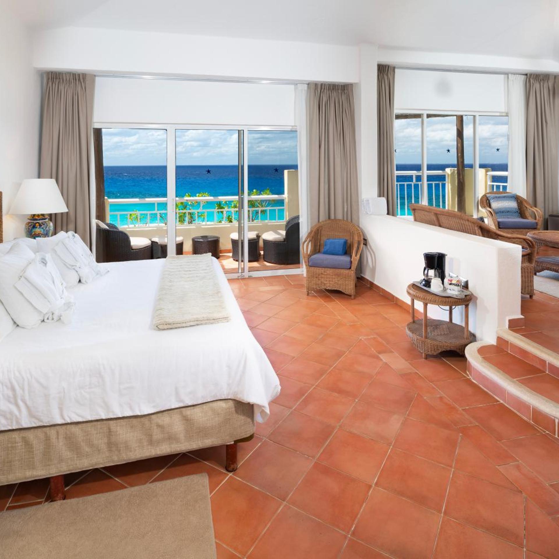 SUITE, QUEEN BED, POOL VIEW