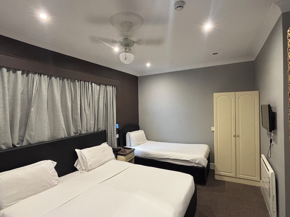 OYO Bostons Manor Hotel, Hanwell London 24/64