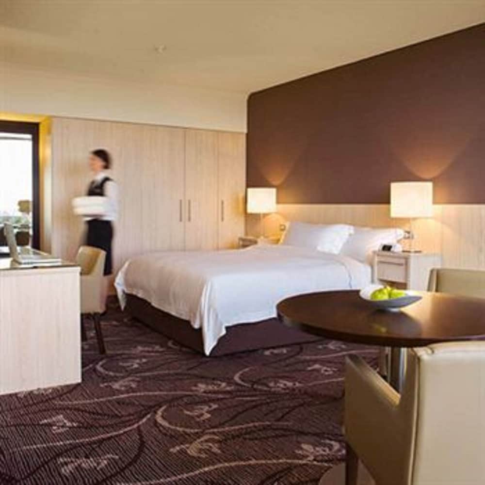 Lakes Resort Hotel 15/32
