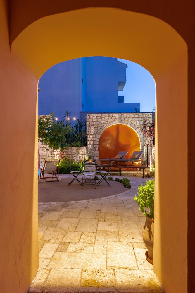 SPERVERI BOUTIQUE HOTEL 71/77