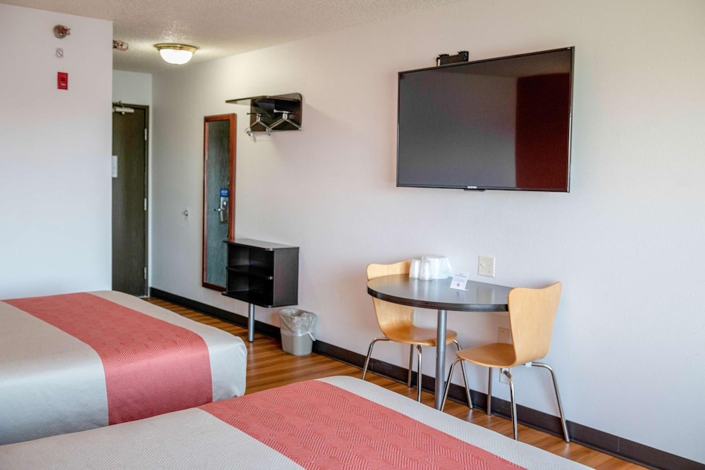 Motel6 Lincoln, NE 20/50