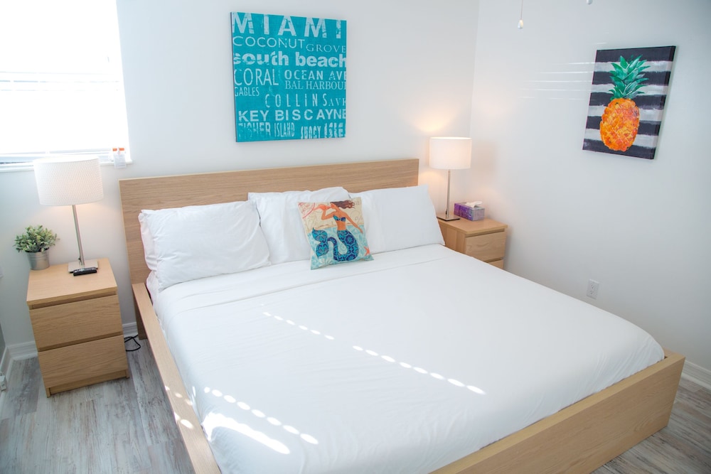 1 Bedroom, Suite, King Bed, Pool Side