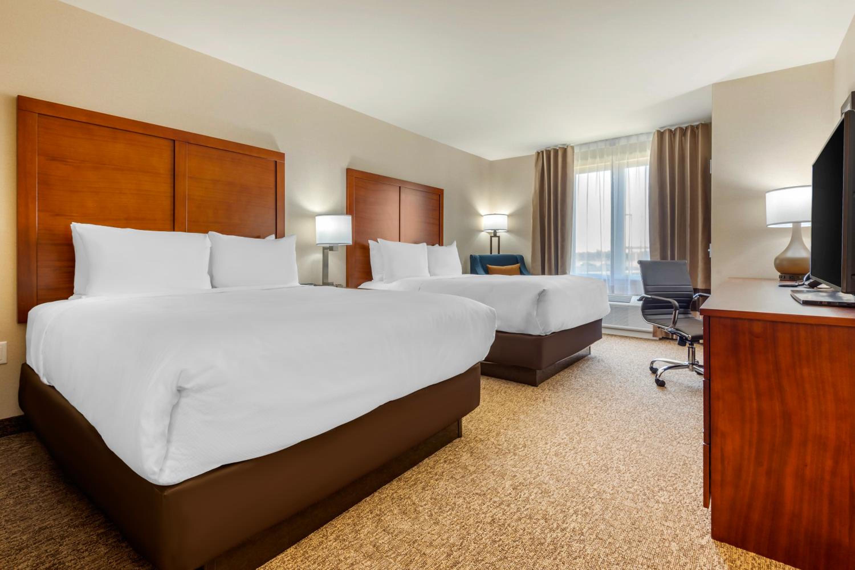 غرفة بسرير كينج وسريرين كوين، Comfort Inn & Suites Napanee, ON 5/9