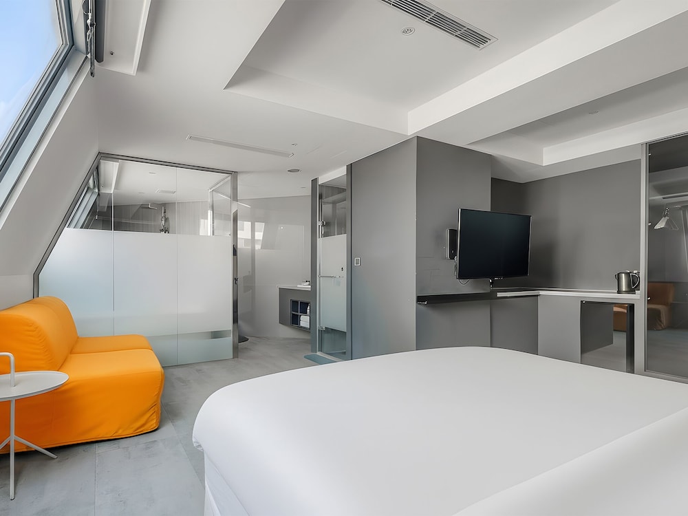 LUMI HOTEL 36/72