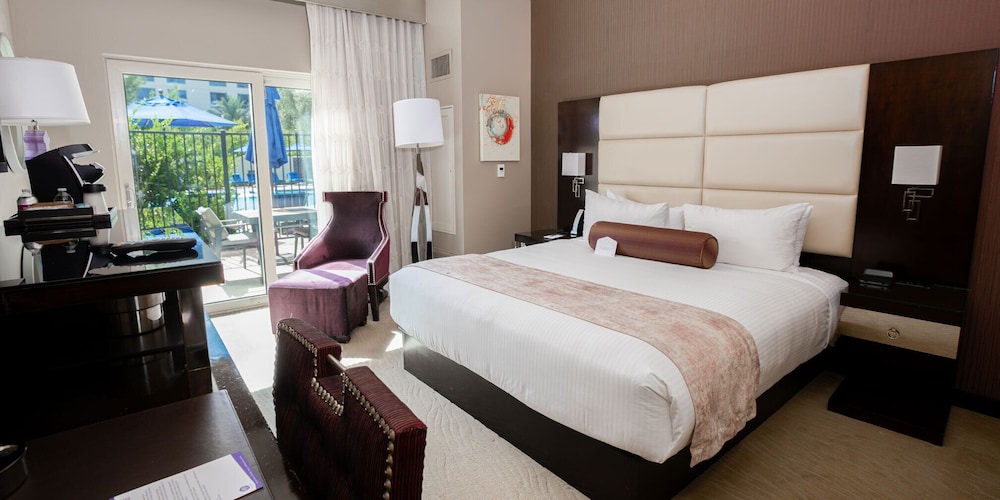 Vice President, Courtyard, King Bed, Adult Only