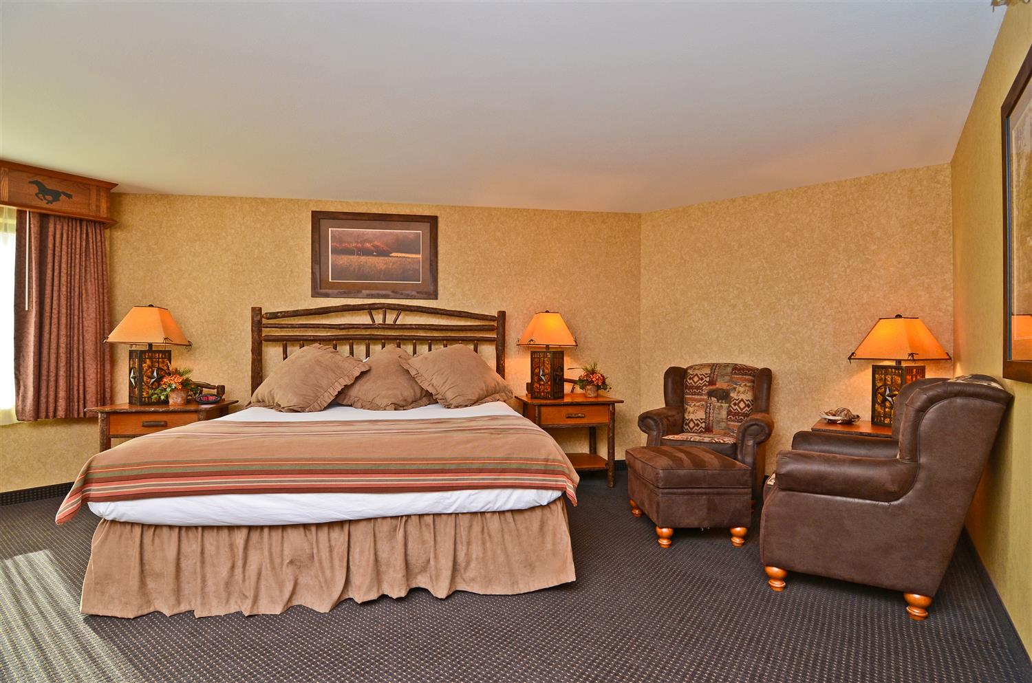 Creek, Pine, King Bed, Jetted Tub