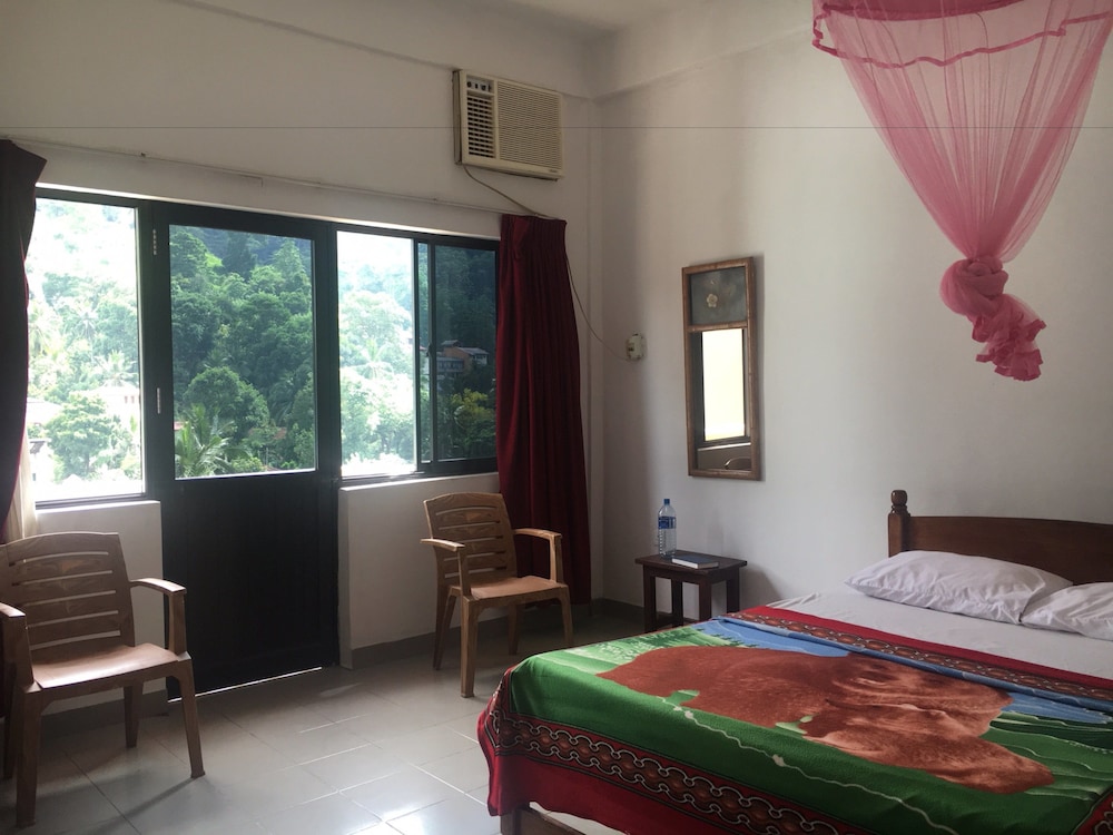 Majestic Tourist Hotel 13/49