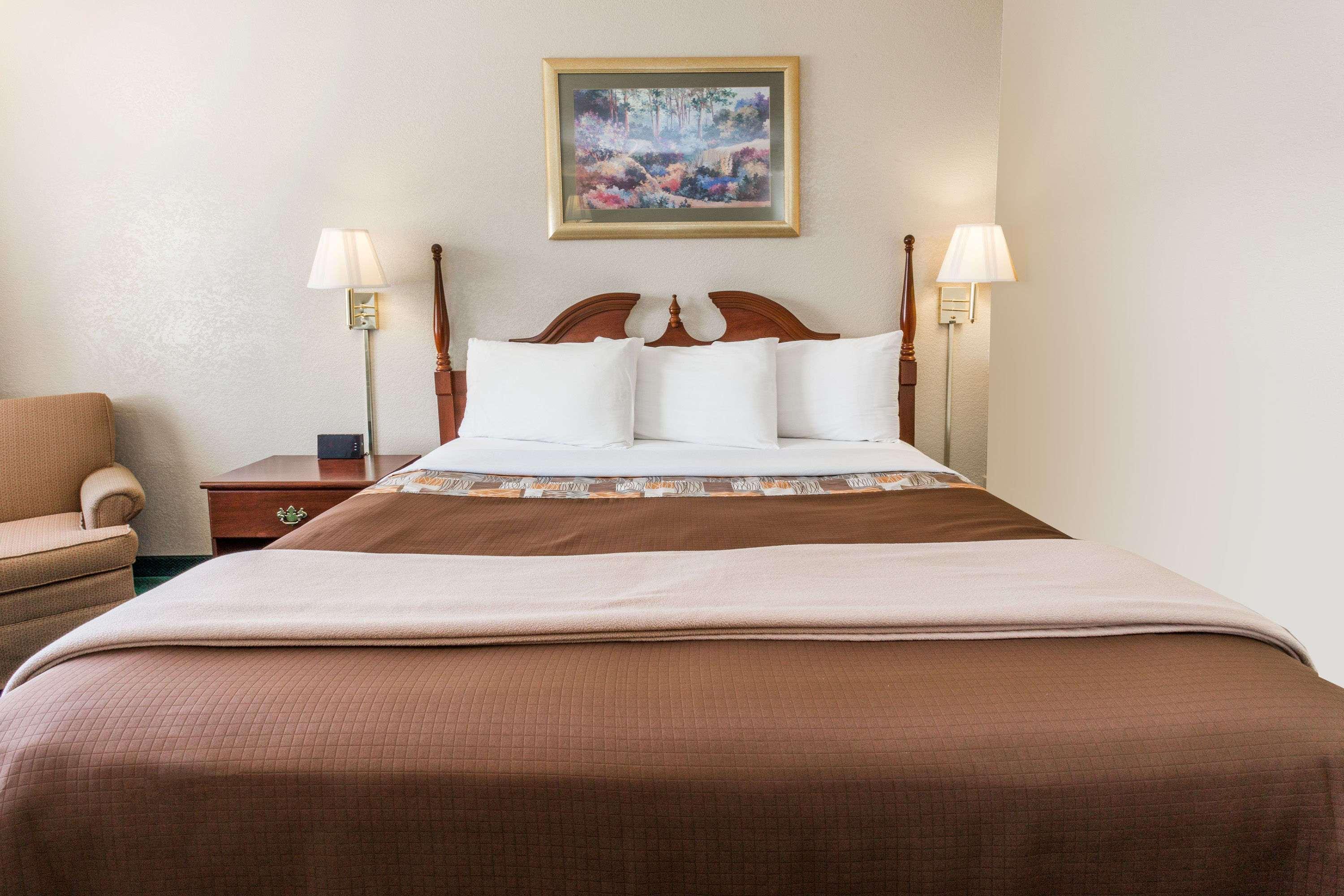Knights Inn Peru 12/25
