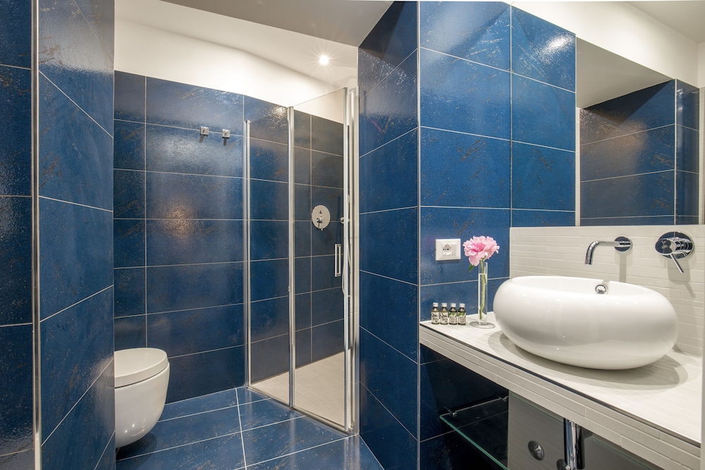 GCF Luxury Suites Guest House 19/70