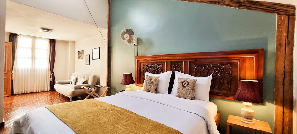 Luxury, Triple, Queen Bed