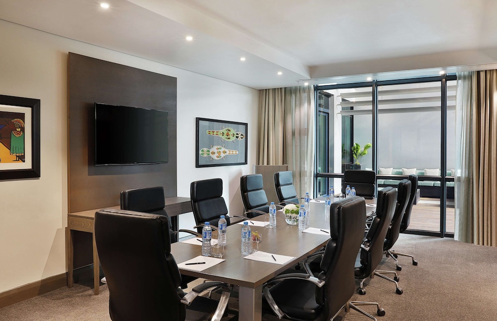 Legend Hotel Lagos Airport Curio Collection By Hilton 67/81